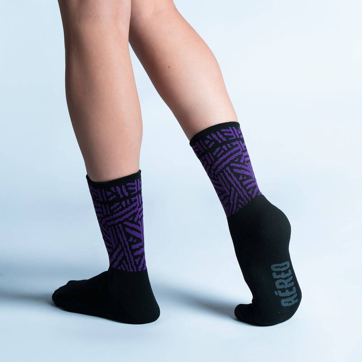 Calcetas Geometric Vbes Intensity Max Cushion con diseño inspirado en México, tejido transpirable, soporte técnico y compresión ligera para running y entrenamiento.