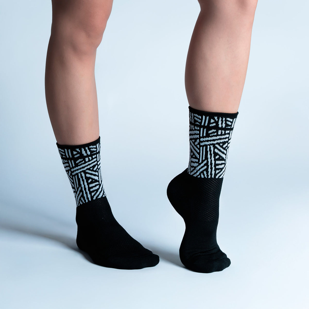 Calcetas Geometric Vbes Intensity Max Cushion con diseño inspirado en México, tejido transpirable, soporte técnico y compresión ligera para running y entrenamiento.