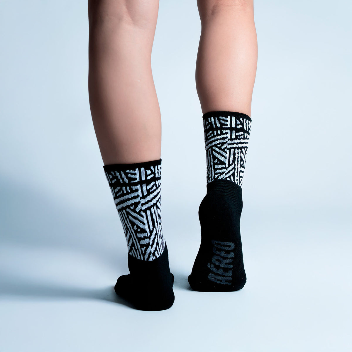 Calcetas Geometric Vbes Intensity Max Cushion con diseño inspirado en México, tejido transpirable, soporte técnico y compresión ligera para running y entrenamiento.