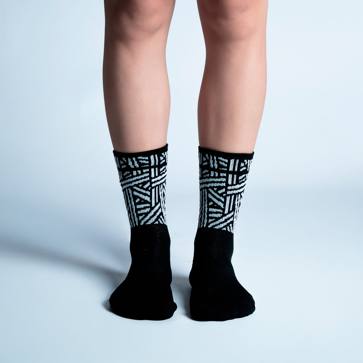 Calcetas Geometric Vbes Intensity Max Cushion con diseño inspirado en México, tejido transpirable, soporte técnico y compresión ligera para running y entrenamiento.