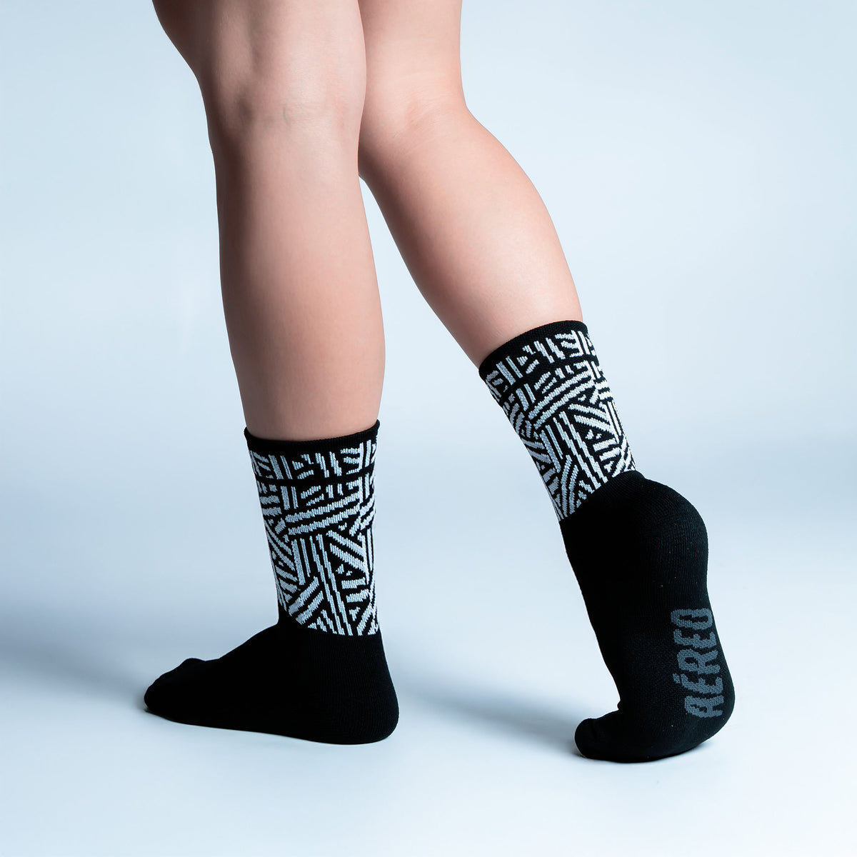 Calcetas Geometric Vbes Intensity Max Cushion con diseño inspirado en México, tejido transpirable, soporte técnico y compresión ligera para running y entrenamiento.