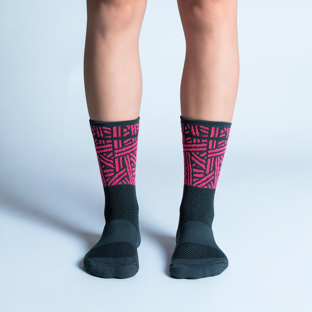 Calcetas Geometric Vbes Intensity Max Cushion con diseño inspirado en México, tejido transpirable, soporte técnico y compresión ligera para running y entrenamiento.