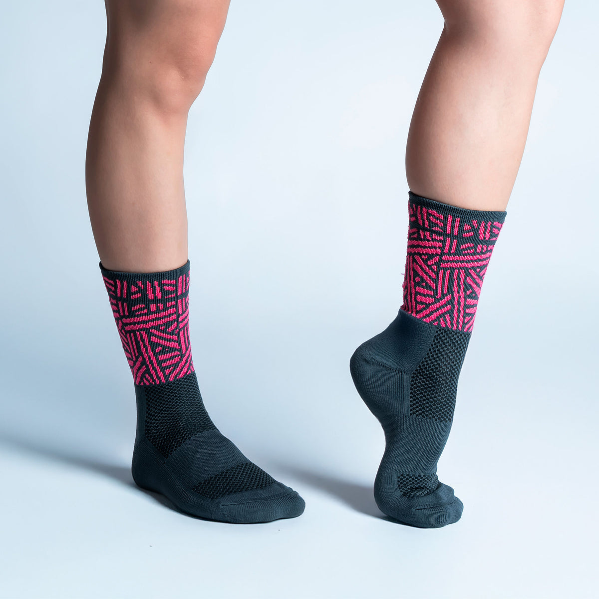 Calcetas Geometric Vbes Intensity Max Cushion con diseño inspirado en México, tejido transpirable, soporte técnico y compresión ligera para running y entrenamiento.