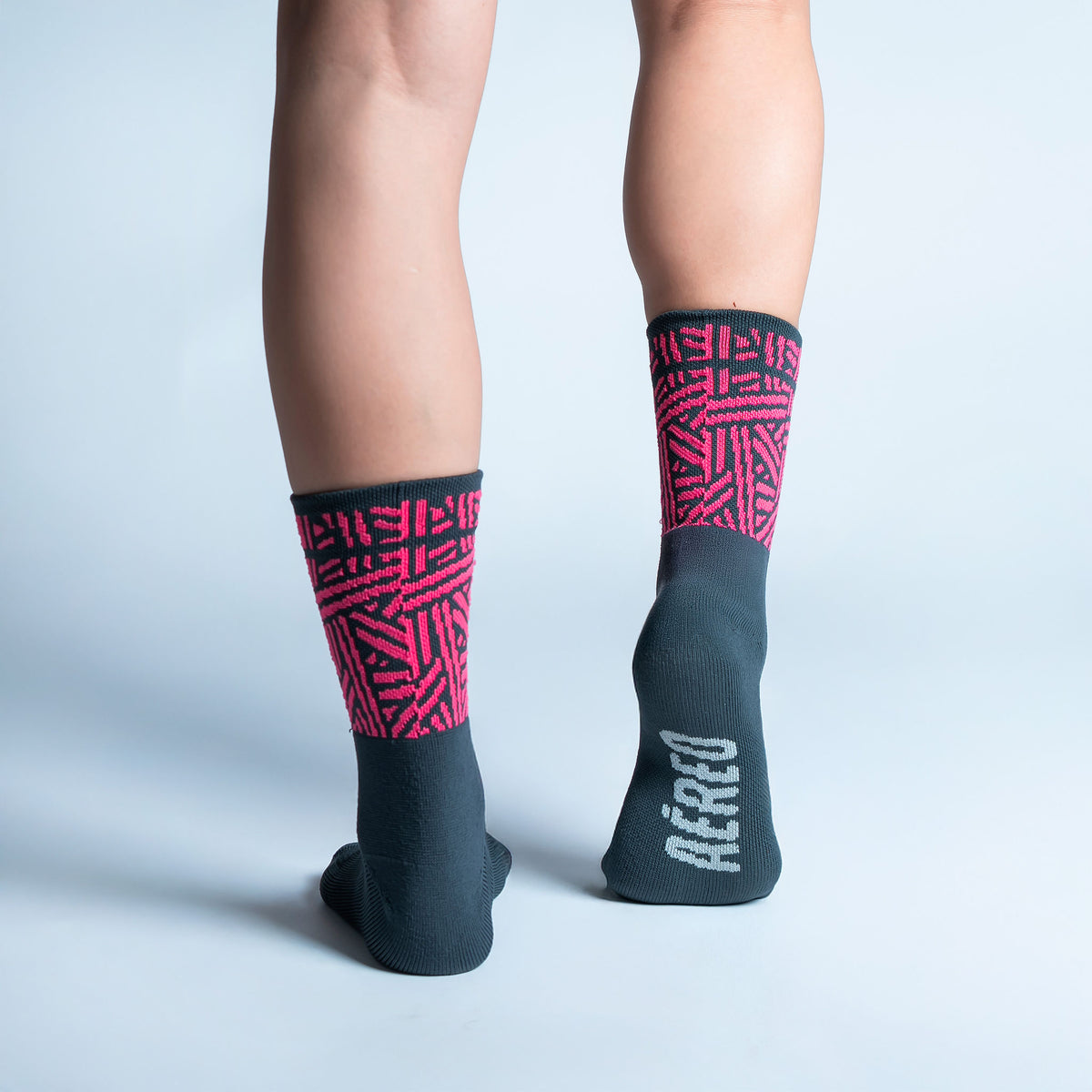 Calcetas Geometric Vbes Intensity Max Cushion con diseño inspirado en México, tejido transpirable, soporte técnico y compresión ligera para running y entrenamiento.
