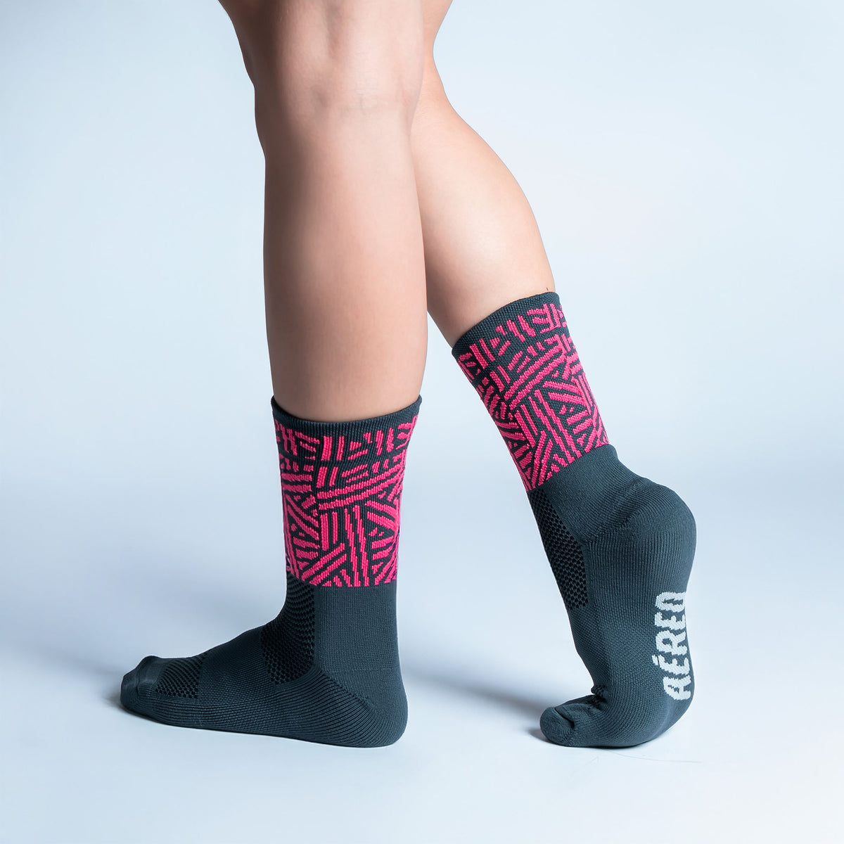 Calcetas Geometric Vbes Intensity Max Cushion con diseño inspirado en México, tejido transpirable, soporte técnico y compresión ligera para running y entrenamiento.