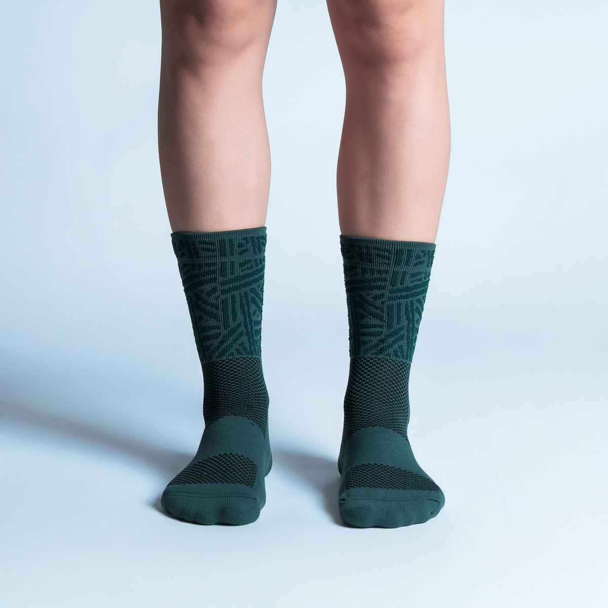 Calcetas Geometric Vbes Intensity Max Cushion con diseño inspirado en México, tejido transpirable, soporte técnico y compresión ligera para running y entrenamiento.