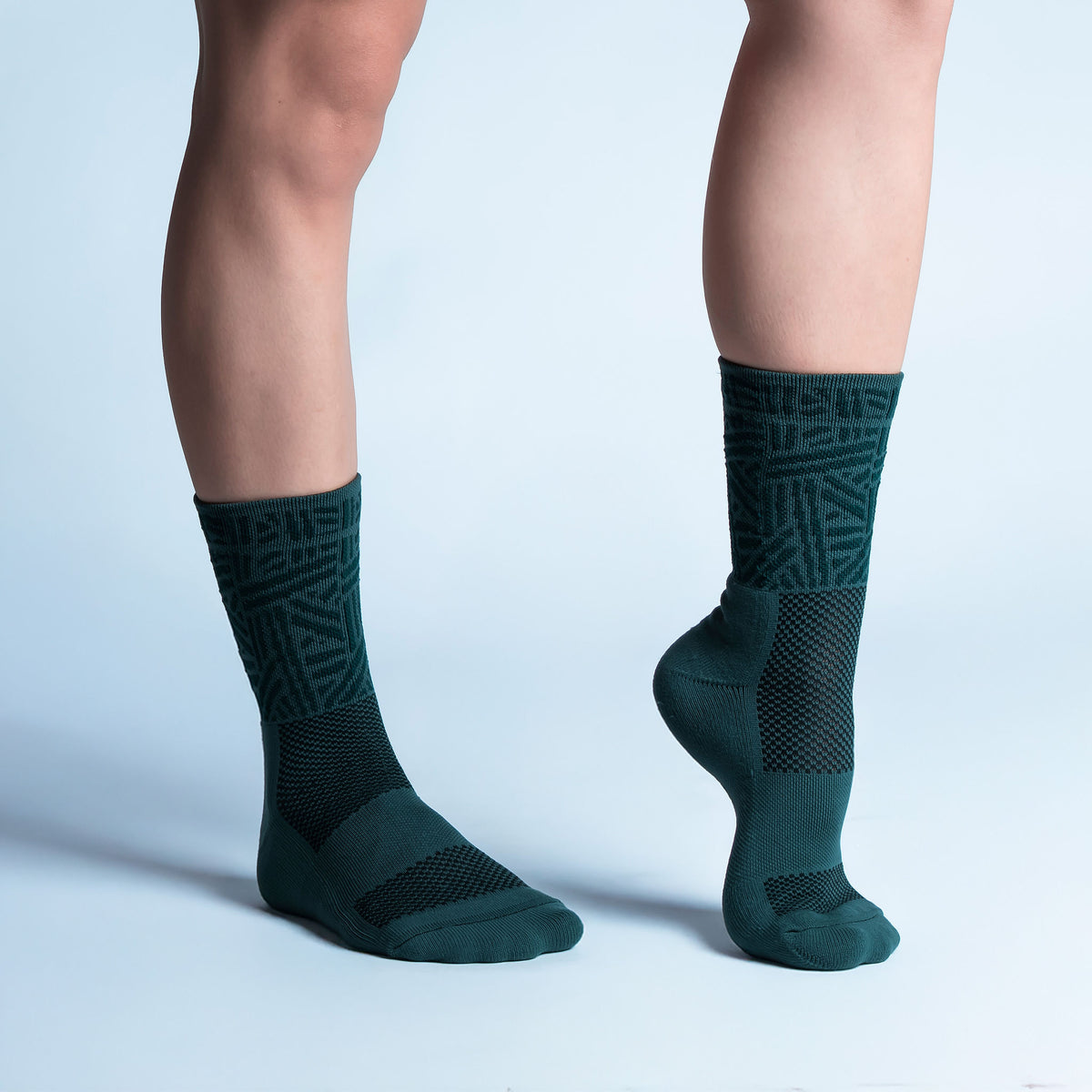 Calcetas Geometric Vbes Intensity Max Cushion con diseño inspirado en México, tejido transpirable, soporte técnico y compresión ligera para running y entrenamiento.
