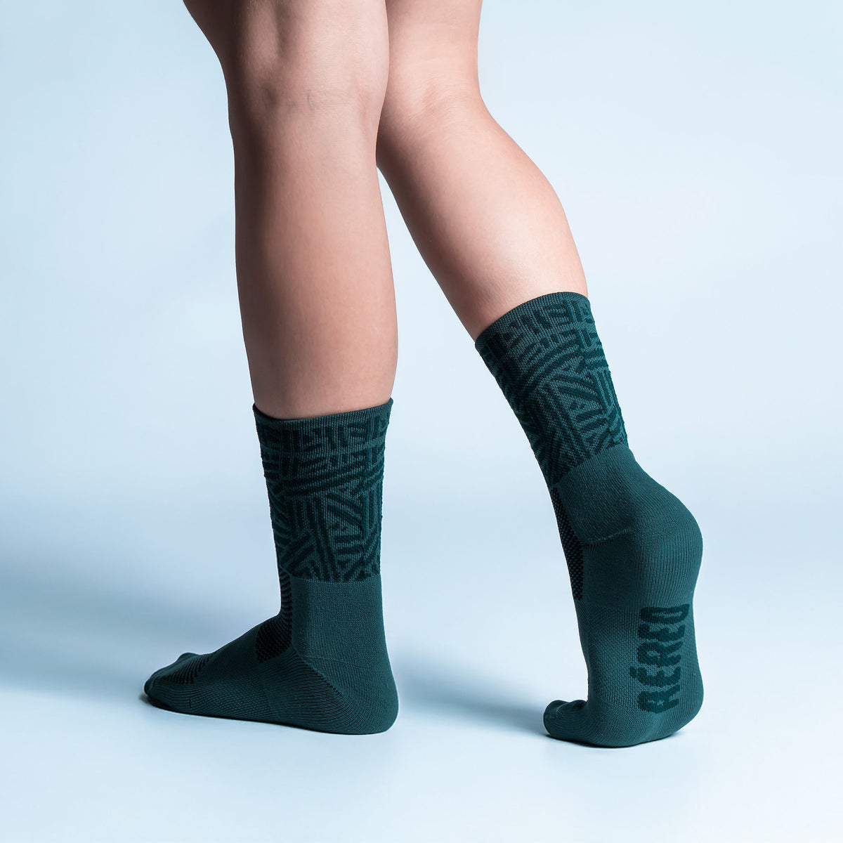 Calcetas Geometric Vbes Intensity Max Cushion con diseño inspirado en México, tejido transpirable, soporte técnico y compresión ligera para running y entrenamiento.