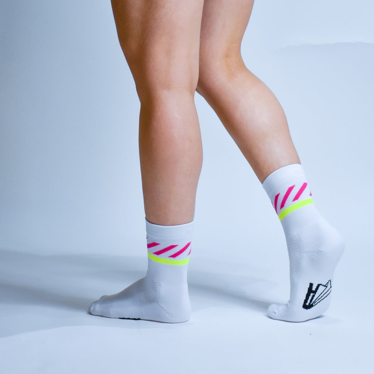 Calcetas A-3 Intensity Max Cushion con diseño inspirado en México, tejido transpirable, soporte técnico y compresión ligera para running y entrenamiento.