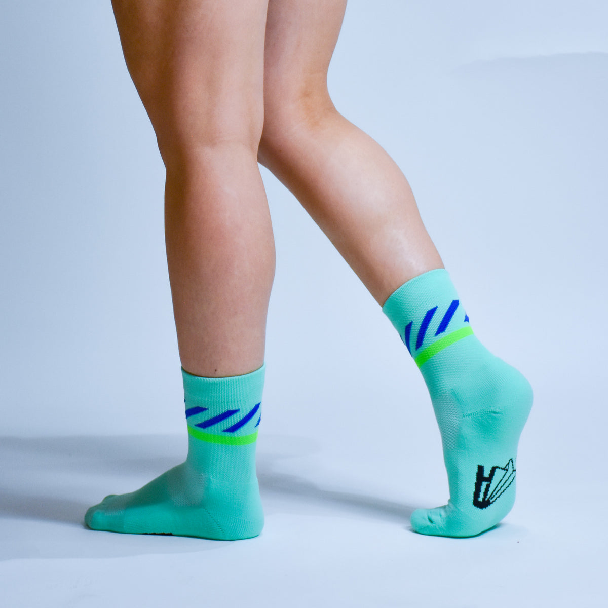 Calcetas A-3 Intensity Max Cushion con diseño inspirado en México, tejido transpirable, soporte técnico y compresión ligera para running y entrenamiento.
