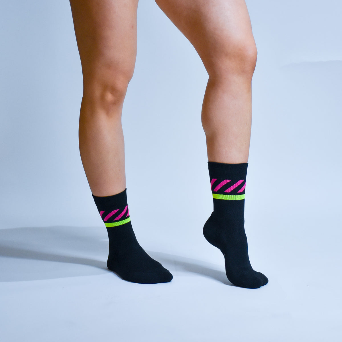Calcetas A-3 Intensity Max Cushion con diseño inspirado en México, tejido transpirable, soporte técnico y compresión ligera para running y entrenamiento.
