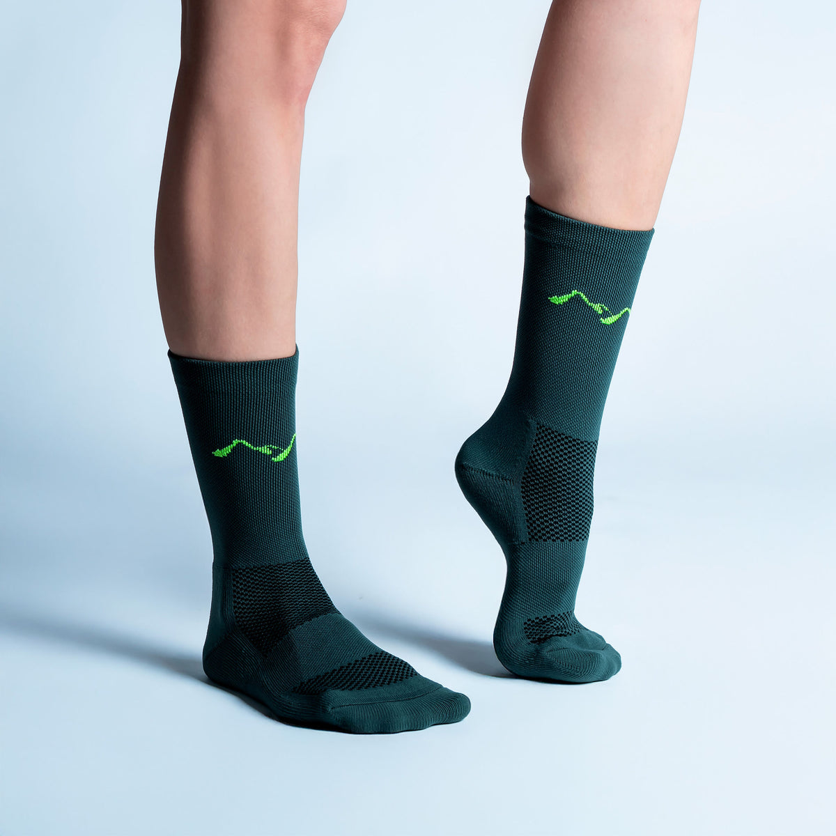 Calcetas deportivas King of the Mountain diseñadas para corredoras y corredores, con tejido respirable, ajuste cómodo y compresión media ideal para distancias cortas y largas.
