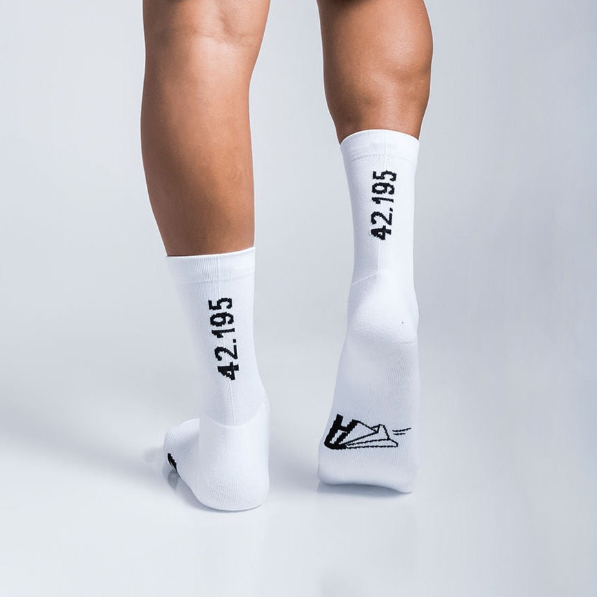 Calcetas Maraton Intensity Max Cushion con diseño inspirado en México, tejido transpirable, soporte técnico y compresión ligera para running y entrenamiento.