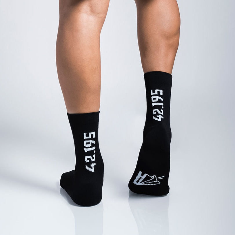 Calcetas Maraton Intensity Max Cushion con diseño inspirado en México, tejido transpirable, soporte técnico y compresión ligera para running y entrenamiento.