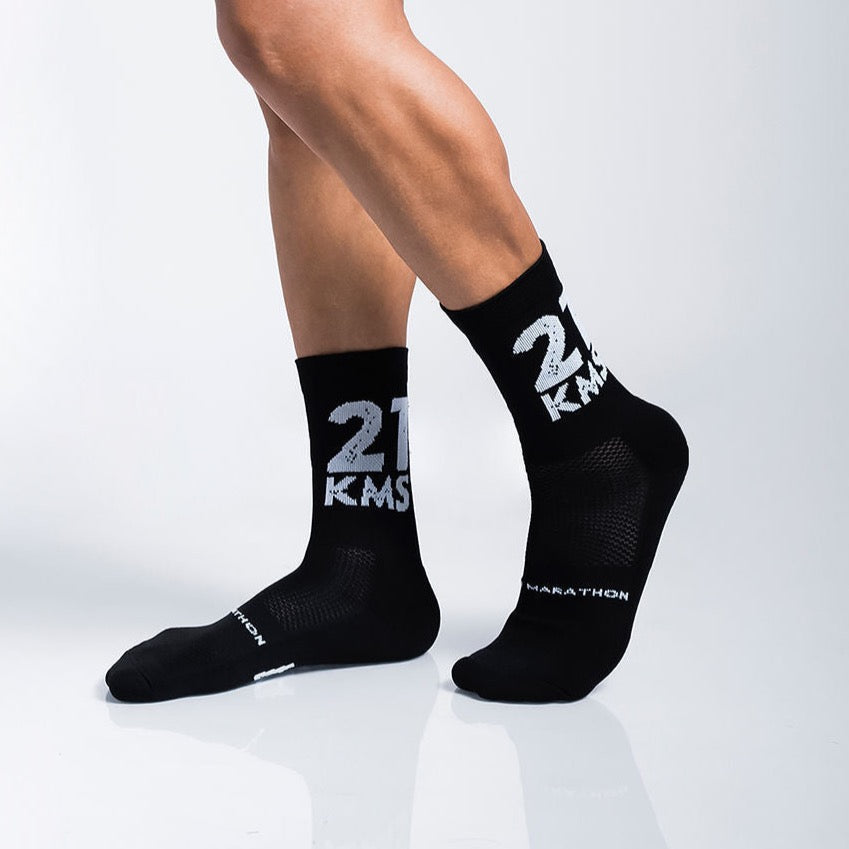 Calcetas deportivas Intensity 21k con diseño pensado para medias distancias, tejido transpirable, soporte técnico y compresión media para running y entrenamiento.