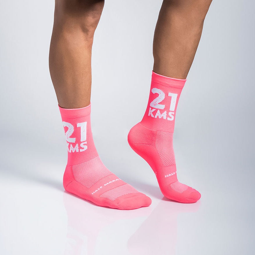 Calcetas deportivas Intensity 21k con diseño pensado para medias distancias, tejido transpirable, soporte técnico y compresión media para running y entrenamiento.