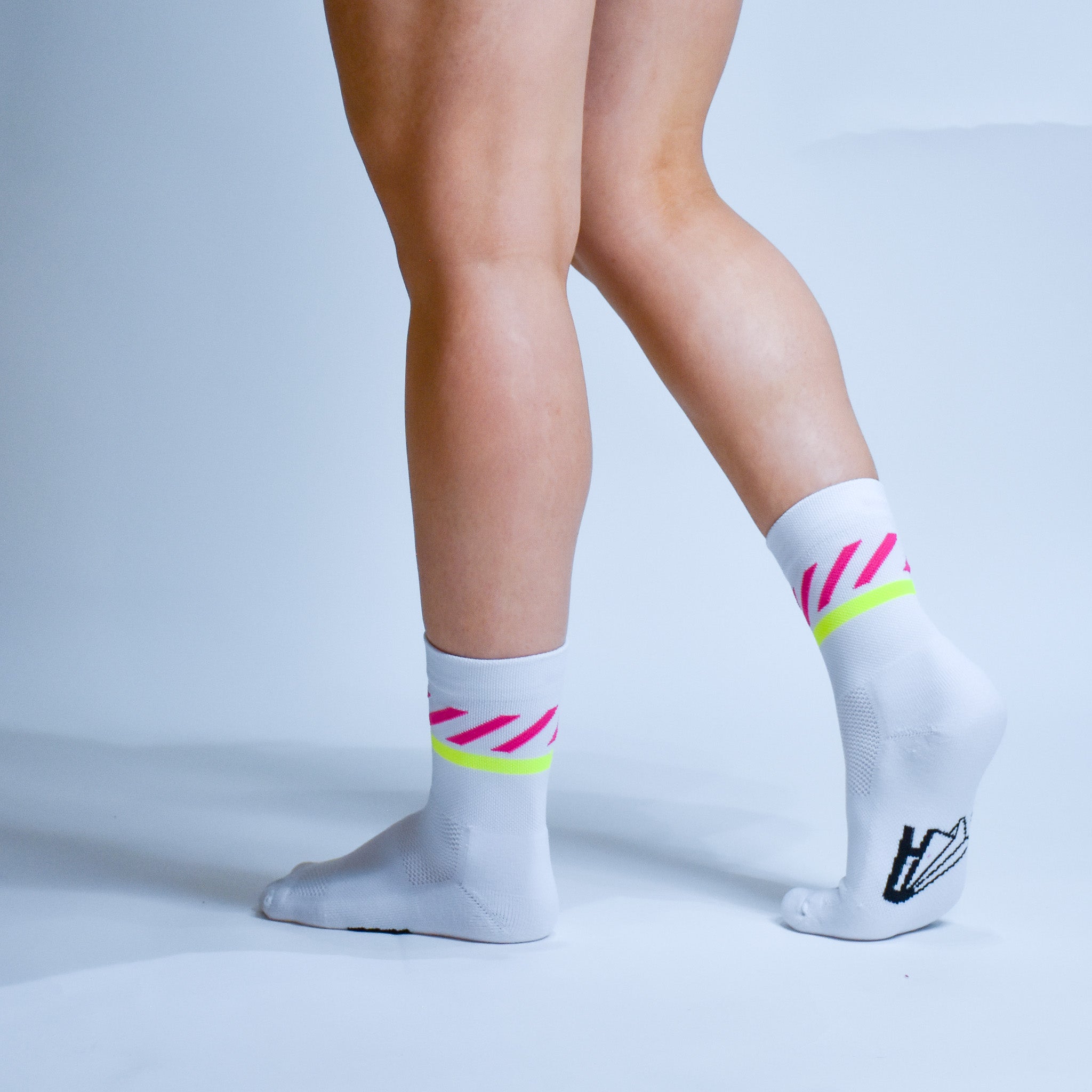 Calcetas deportivas Intensity A-3 diseñadas para corredores. Tejido transpirable, soporte técnico y compresión ligera para mayor comodidad en entrenamientos y carreras.