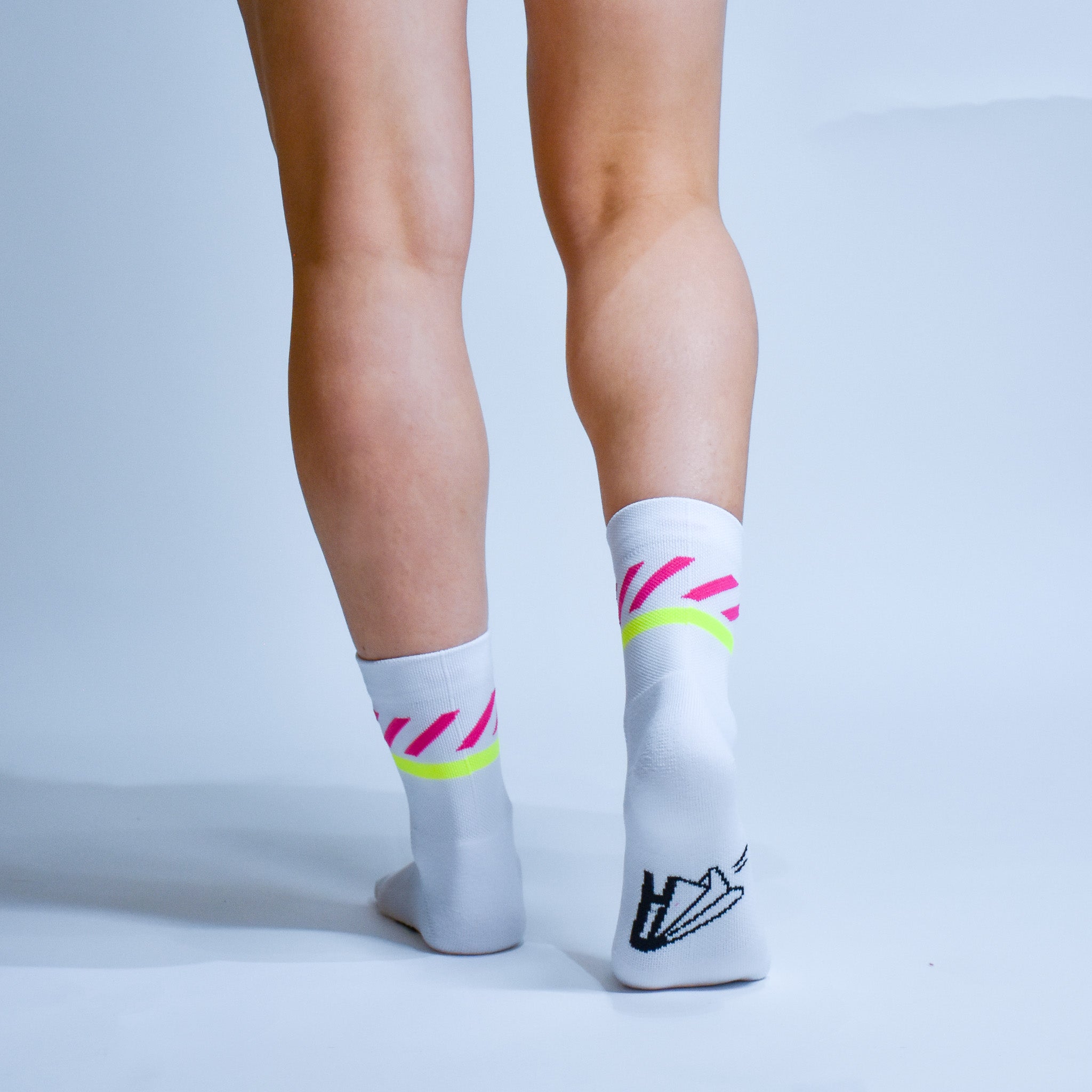 Calcetas deportivas Intensity A-3 diseñadas para corredores. Tejido transpirable, soporte técnico y compresión ligera para mayor comodidad en entrenamientos y carreras.