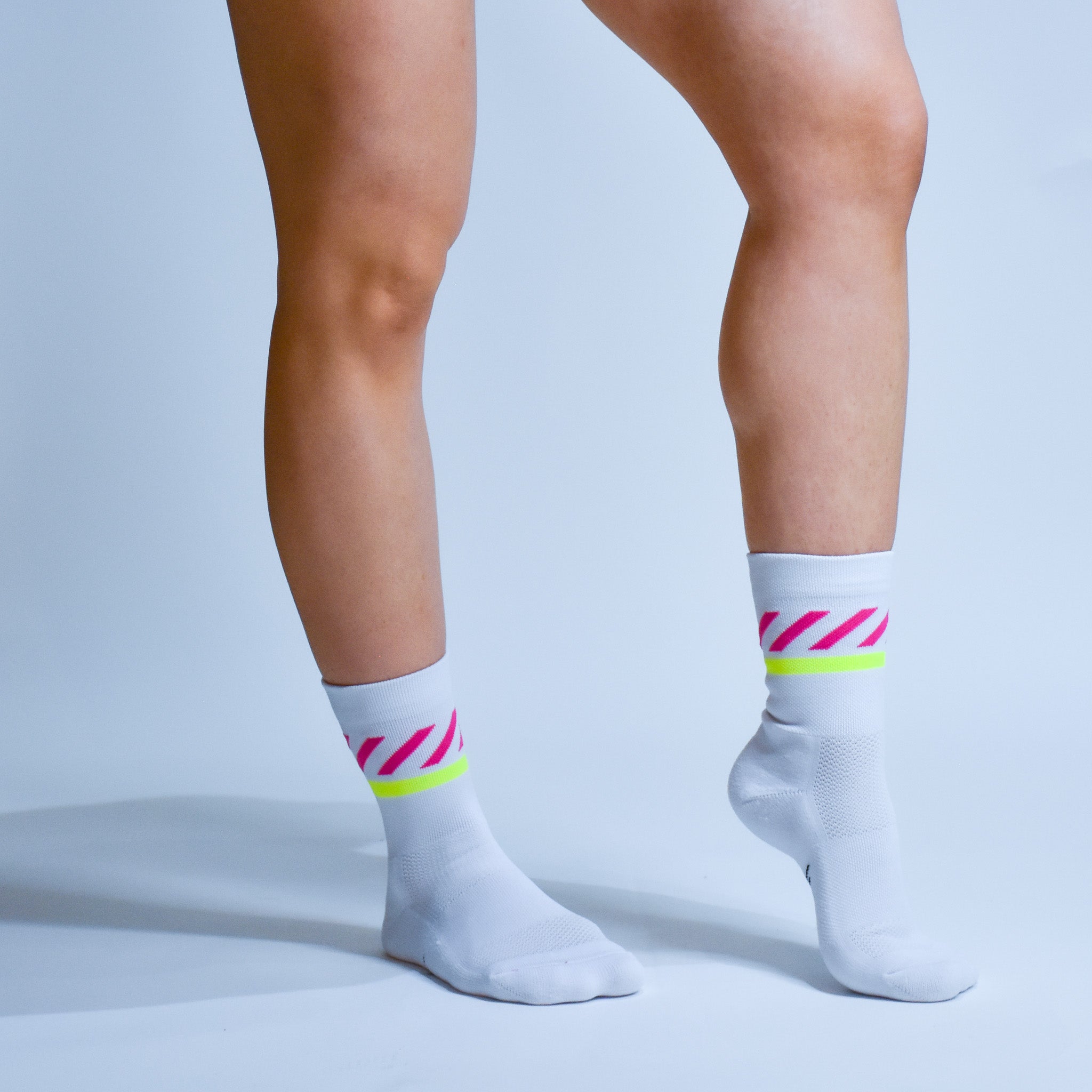 Calcetas deportivas Intensity A-3 diseñadas para corredores. Tejido transpirable, soporte técnico y compresión ligera para mayor comodidad en entrenamientos y carreras.