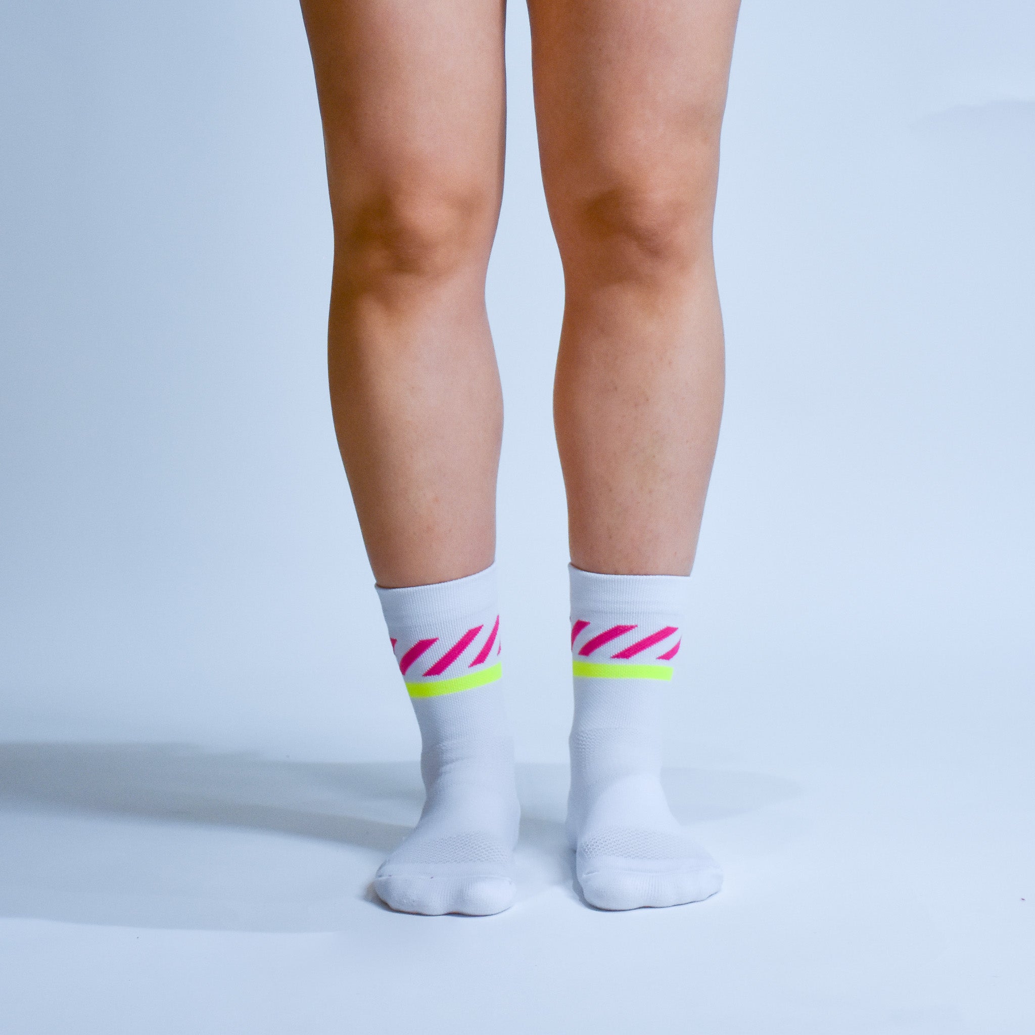 Calcetas deportivas Intensity A-3 diseñadas para corredores. Tejido transpirable, soporte técnico y compresión ligera para mayor comodidad en entrenamientos y carreras.