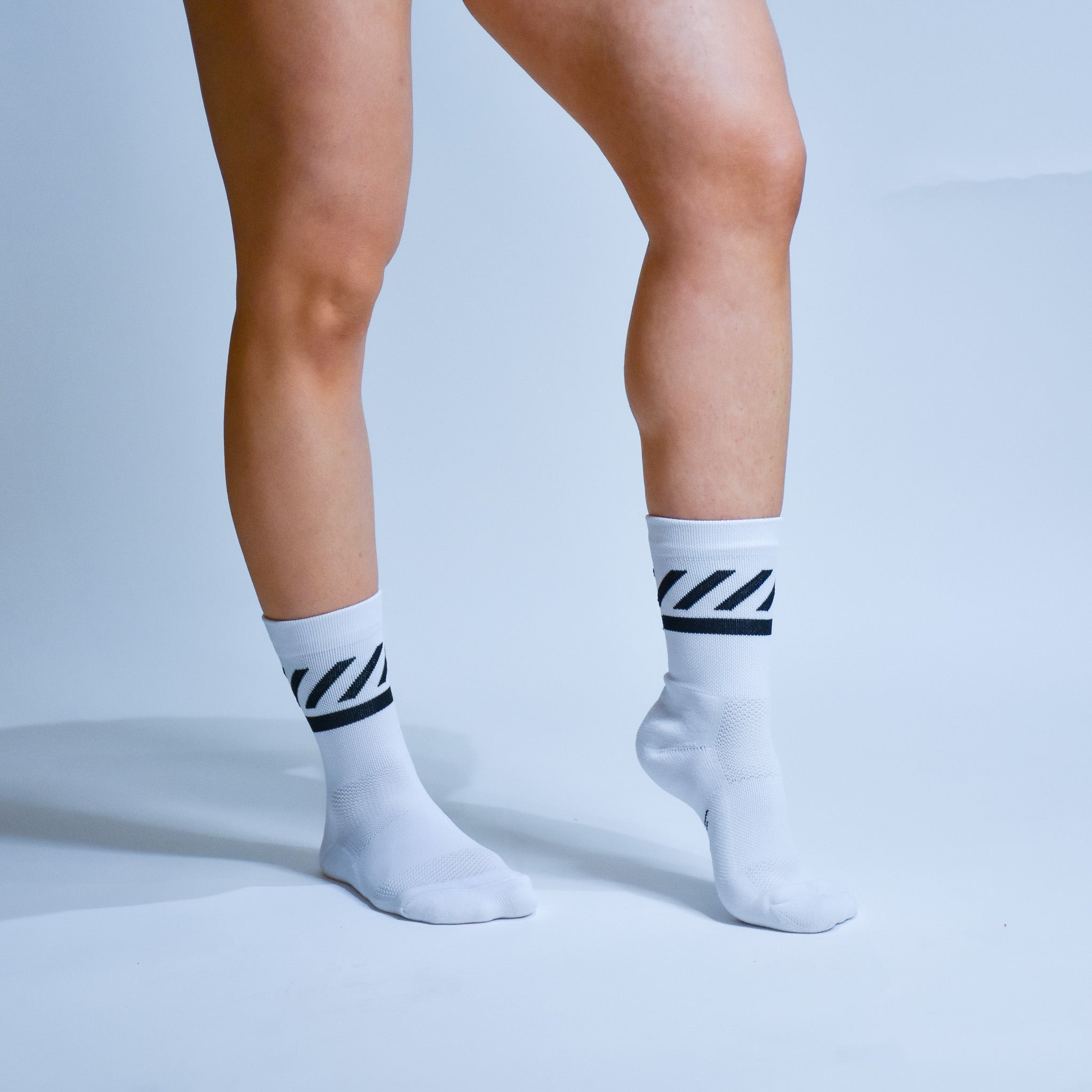 Calcetas deportivas Intensity A-3 diseñadas para corredores. Tejido transpirable, soporte técnico y compresión ligera para mayor comodidad en entrenamientos y carreras.