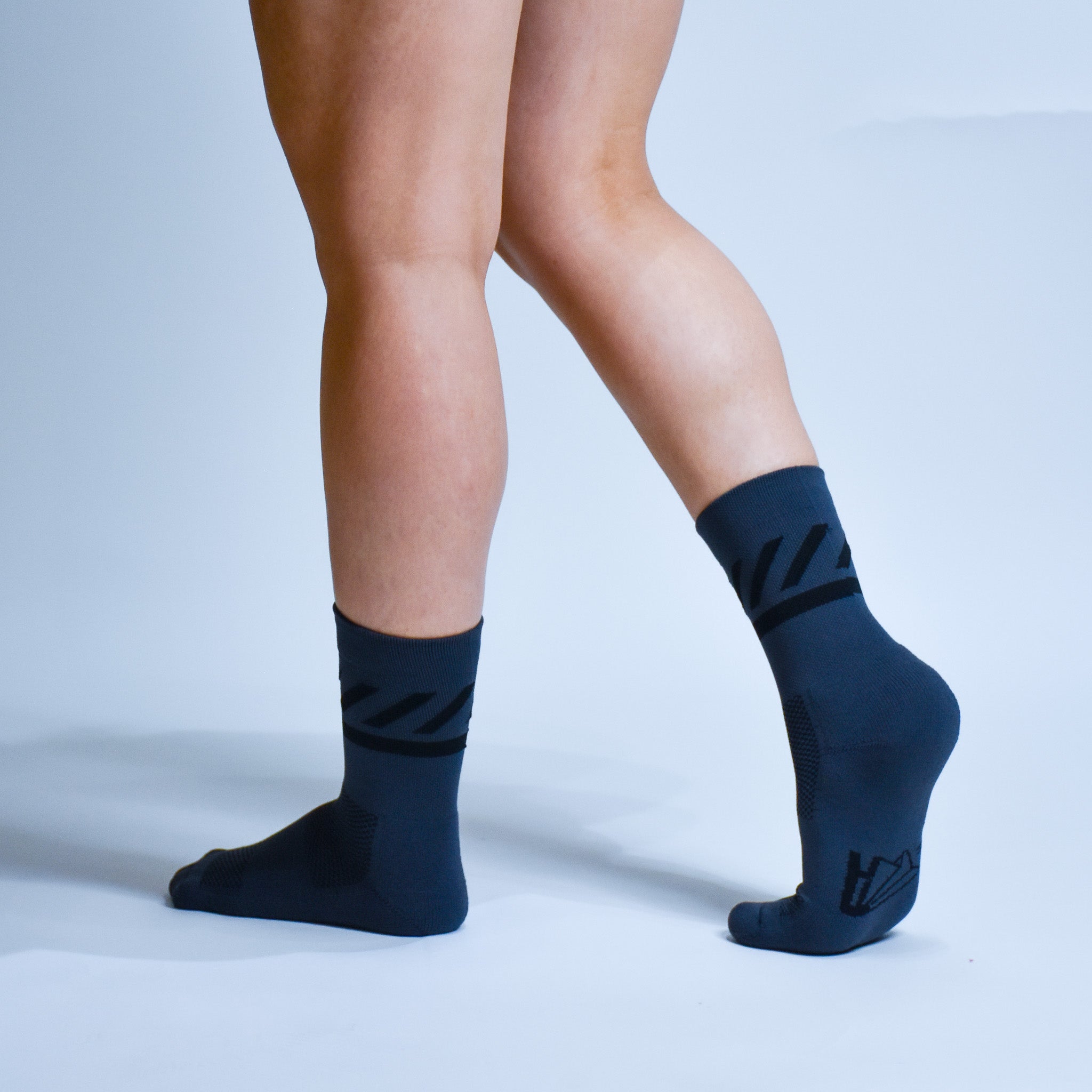 Calcetas deportivas Intensity A-3 diseñadas para corredores. Tejido transpirable, soporte técnico y compresión ligera para mayor comodidad en entrenamientos y carreras.