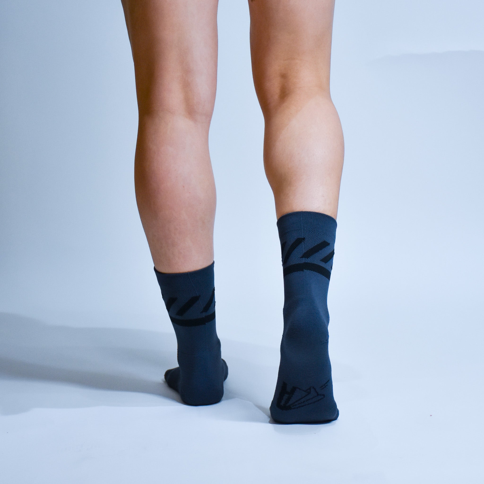 Calcetas deportivas Intensity A-3 diseñadas para corredores. Tejido transpirable, soporte técnico y compresión ligera para mayor comodidad en entrenamientos y carreras.