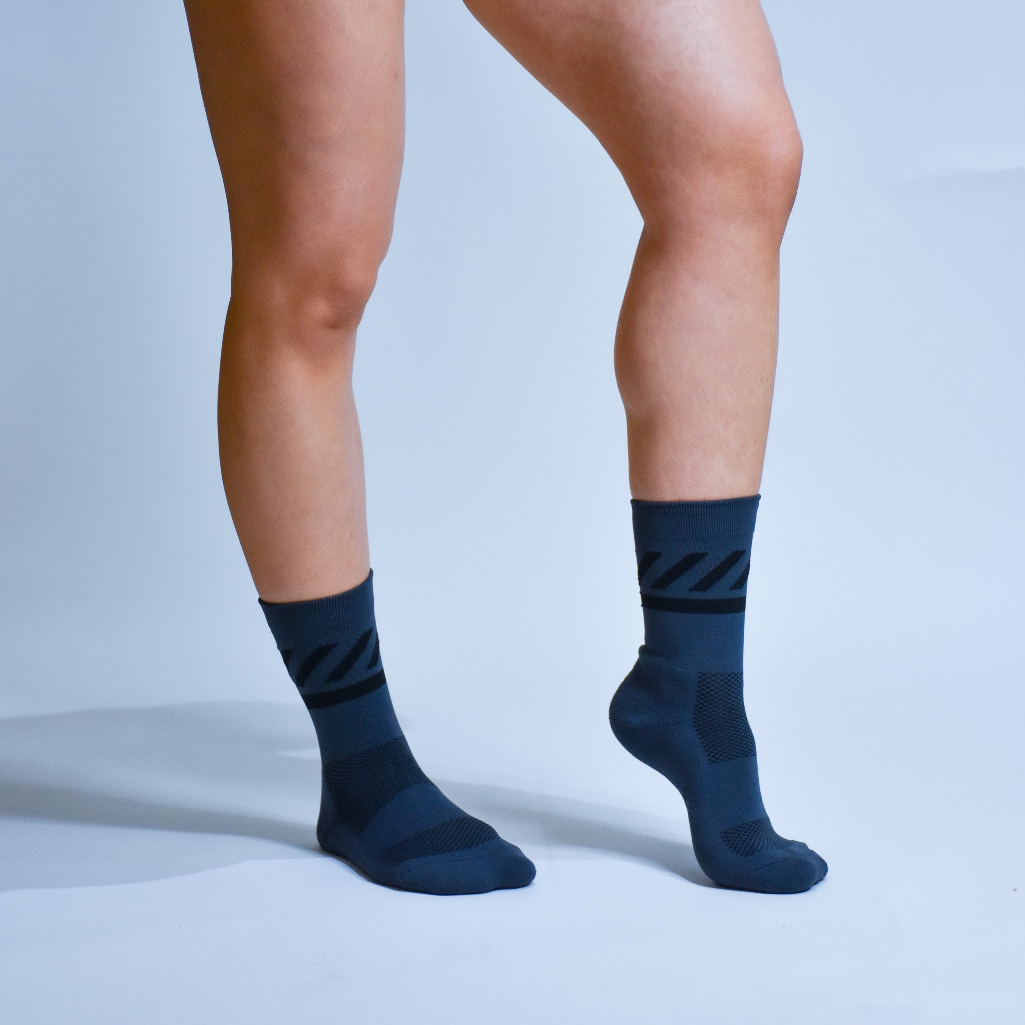 Calcetas deportivas Intensity A-3 diseñadas para corredores. Tejido transpirable, soporte técnico y compresión ligera para mayor comodidad en entrenamientos y carreras.