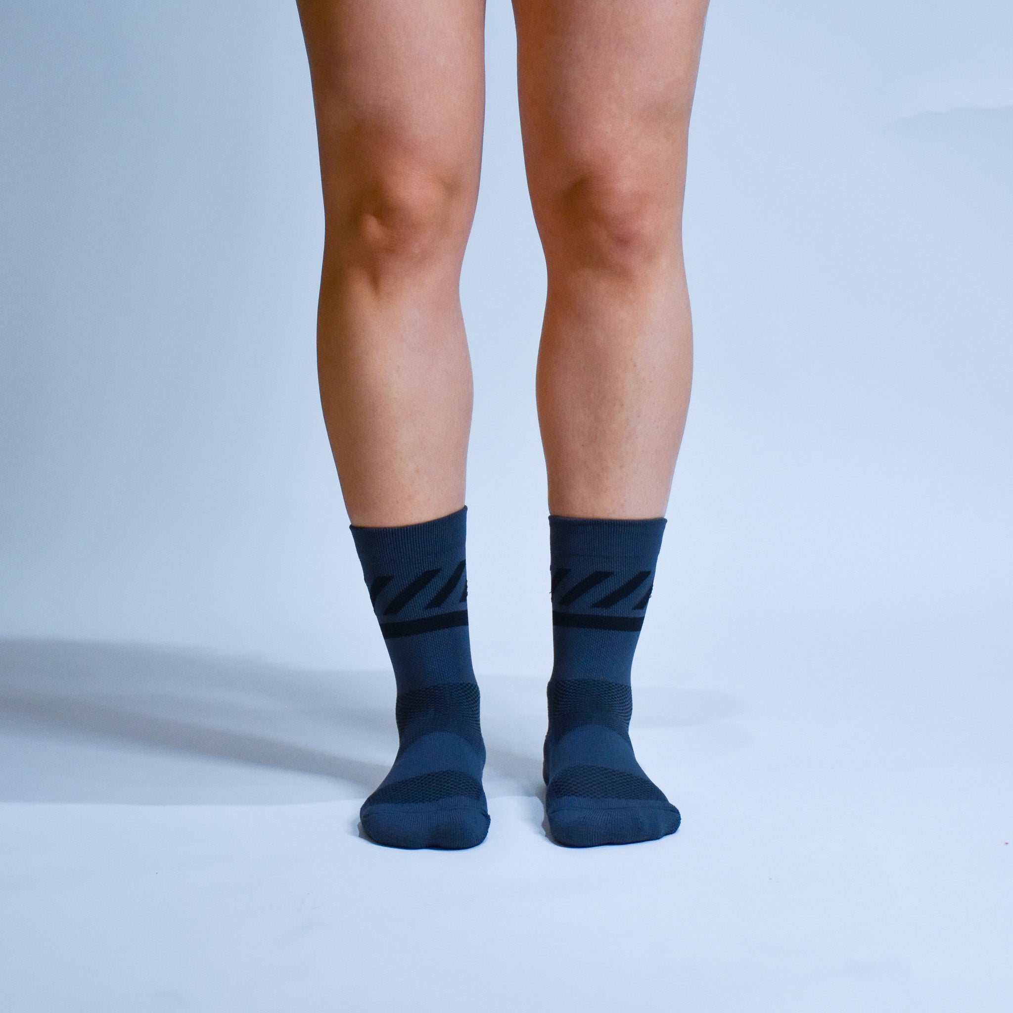 Calcetas deportivas Intensity A-3 diseñadas para corredores. Tejido transpirable, soporte técnico y compresión ligera para mayor comodidad en entrenamientos y carreras.