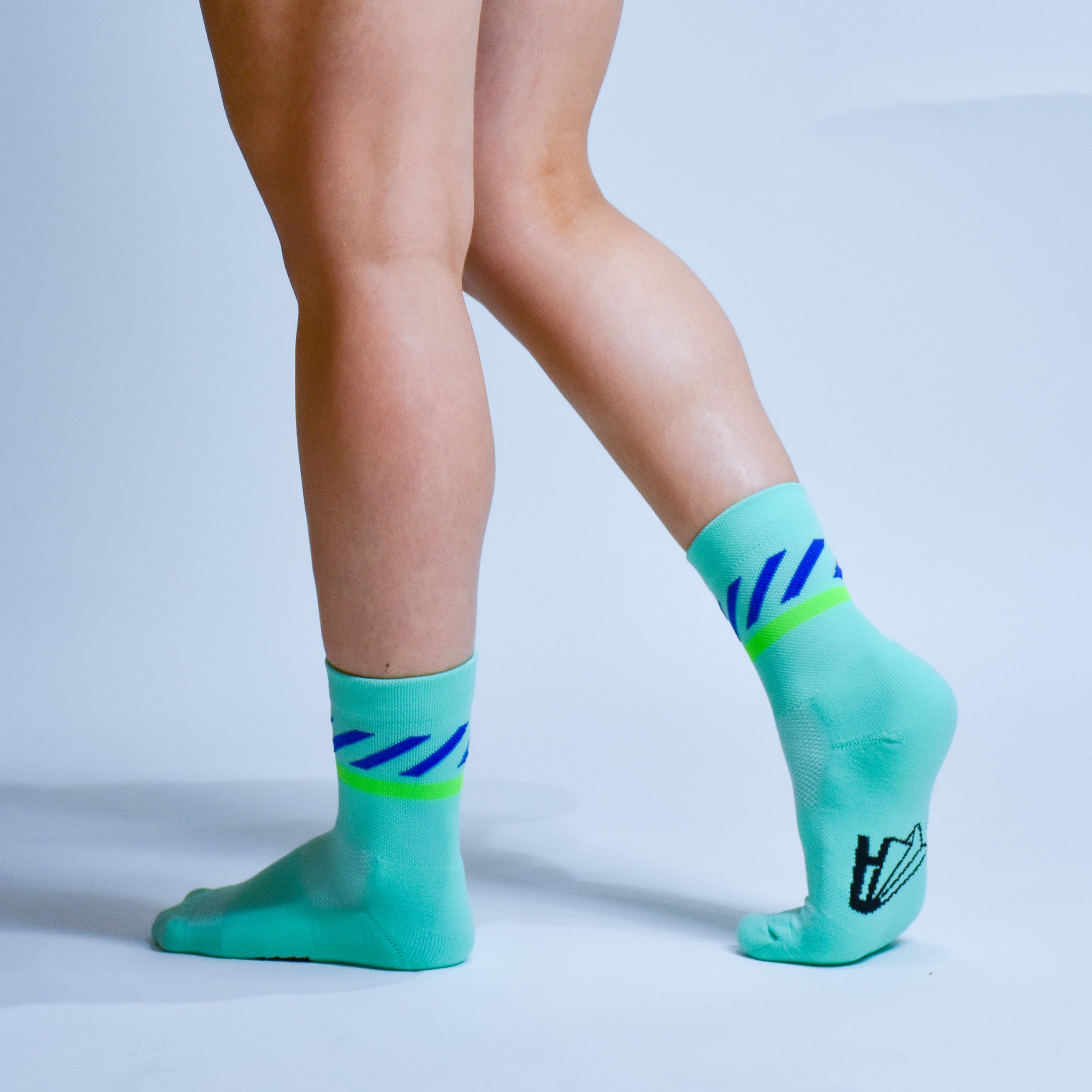 Calcetas deportivas Intensity A-3 diseñadas para corredores. Tejido transpirable, soporte técnico y compresión ligera para mayor comodidad en entrenamientos y carreras.