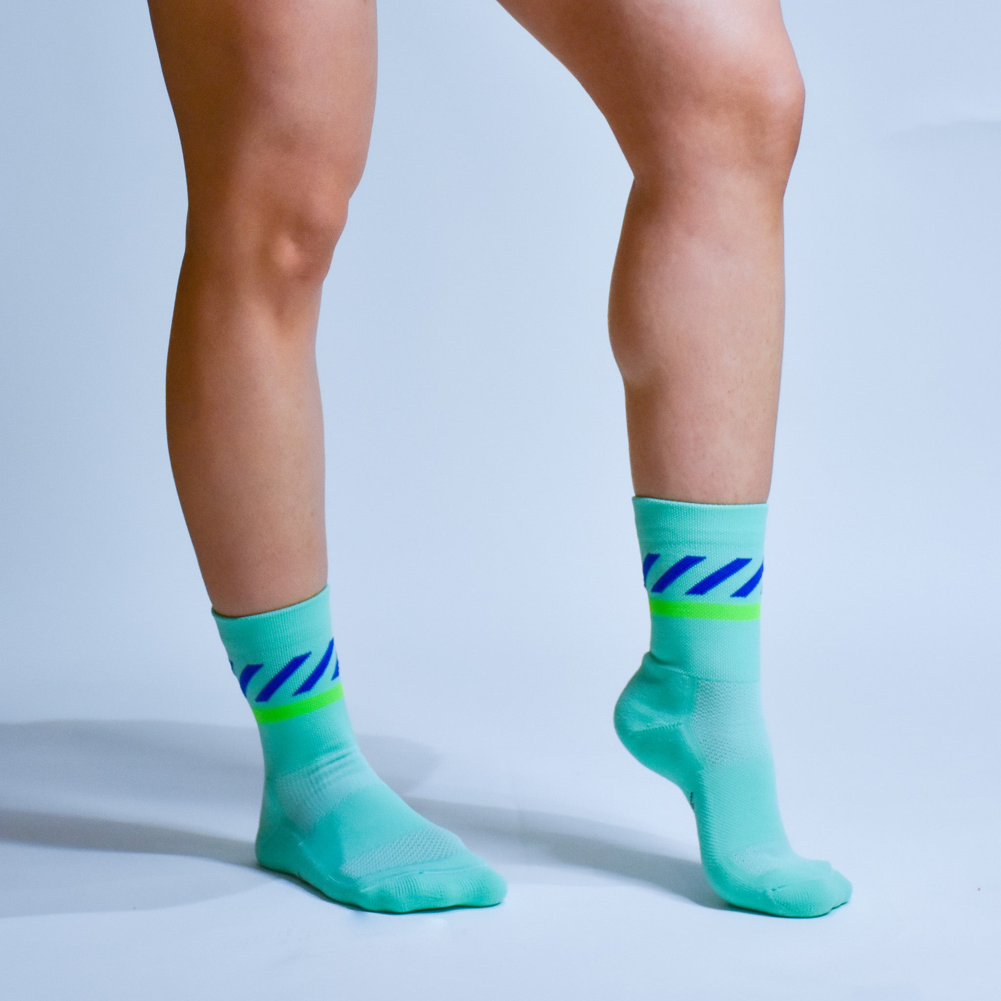 Calcetas deportivas Intensity A-3 diseñadas para corredores. Tejido transpirable, soporte técnico y compresión ligera para mayor comodidad en entrenamientos y carreras.