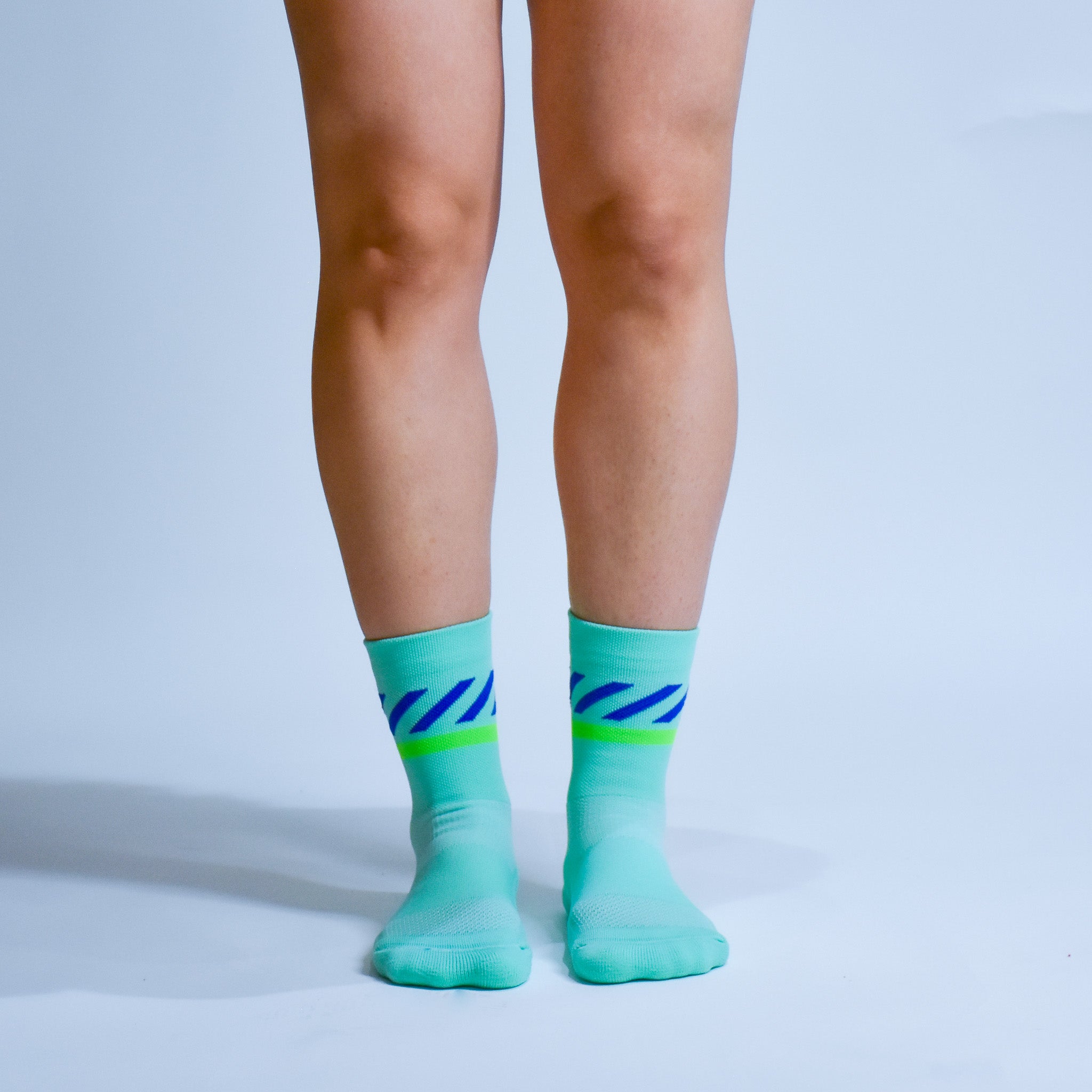 Calcetas deportivas Intensity A-3 diseñadas para corredores. Tejido transpirable, soporte técnico y compresión ligera para mayor comodidad en entrenamientos y carreras.