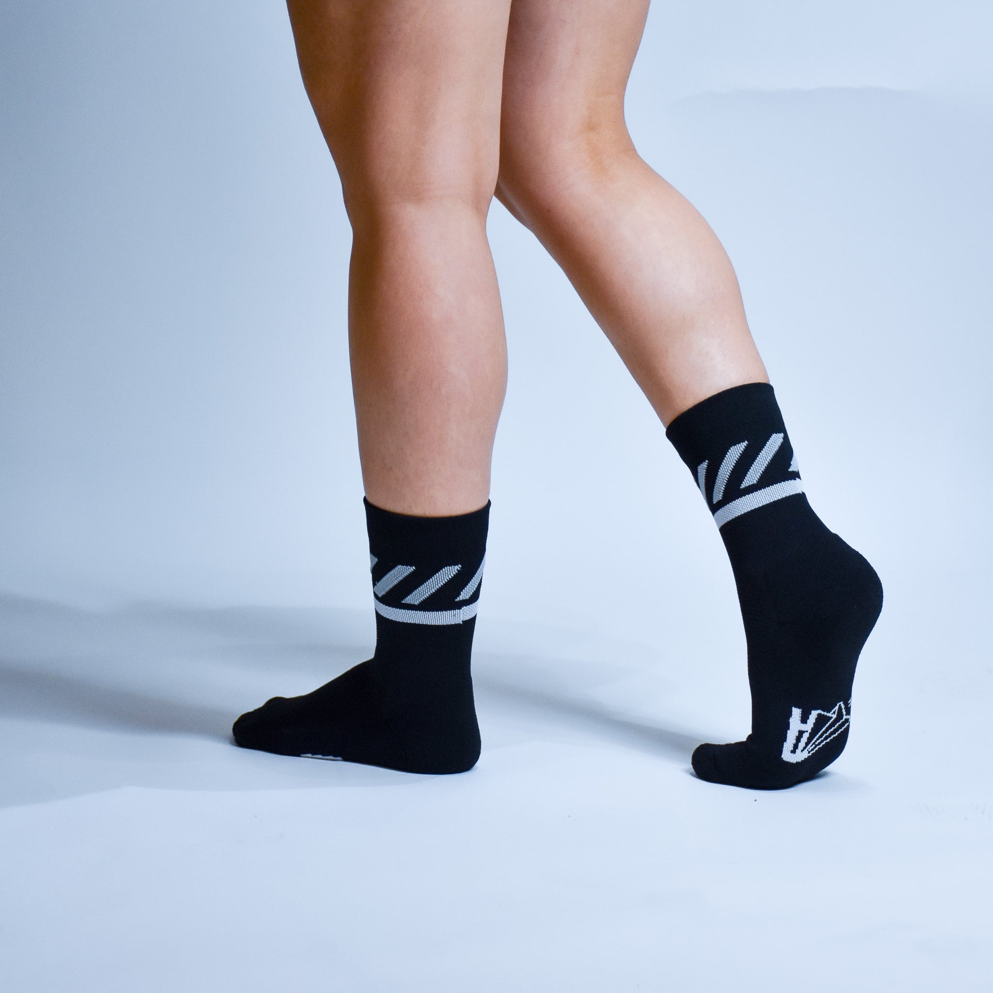 Calcetas deportivas Intensity A-3 diseñadas para corredores. Tejido transpirable, soporte técnico y compresión ligera para mayor comodidad en entrenamientos y carreras.