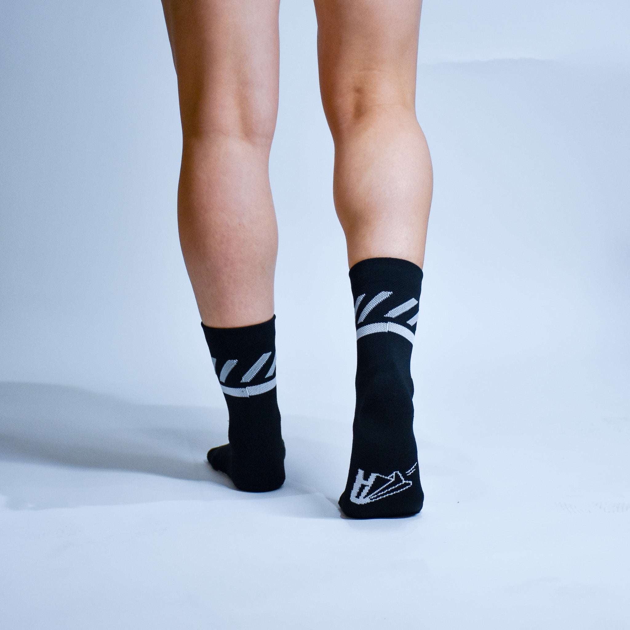 Calcetas deportivas Intensity A-3 diseñadas para corredores. Tejido transpirable, soporte técnico y compresión ligera para mayor comodidad en entrenamientos y carreras.