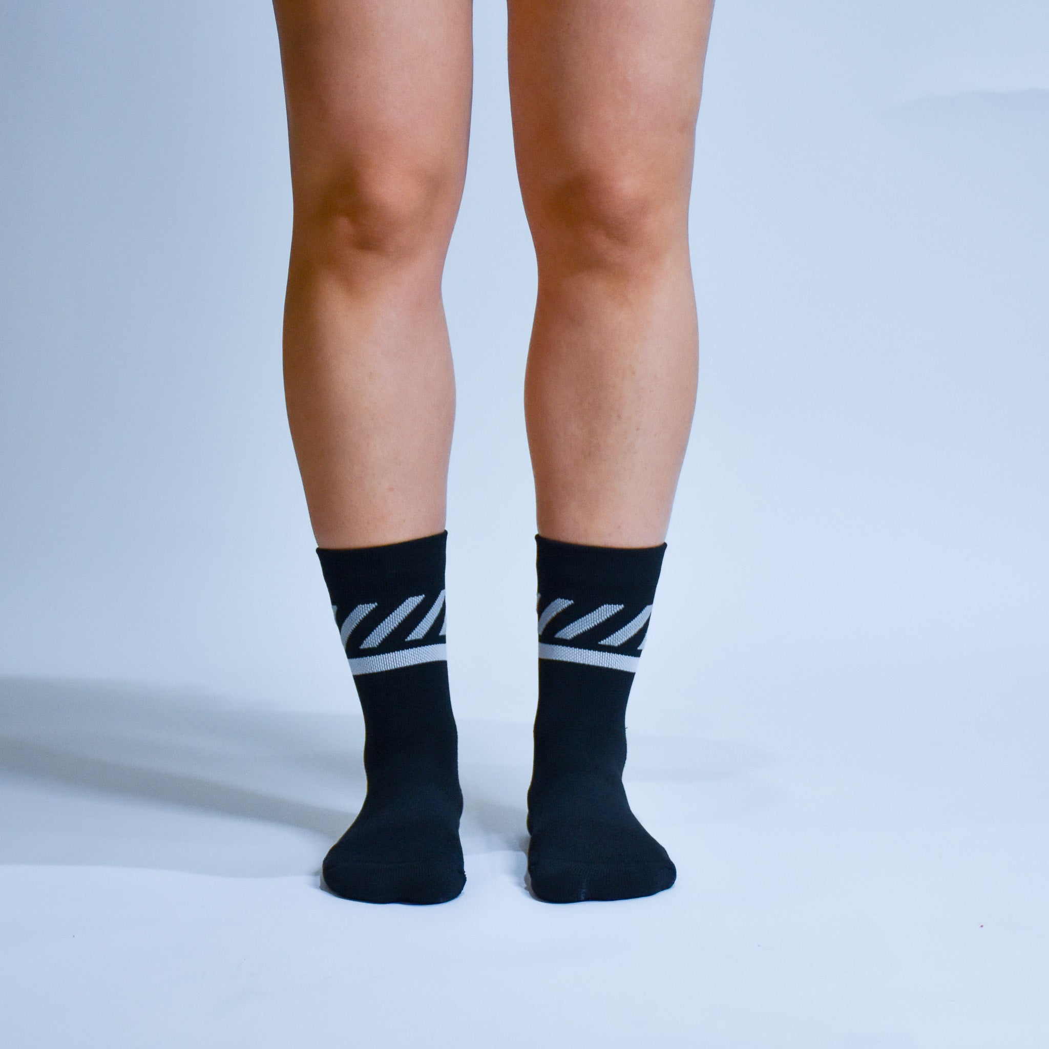 Calcetas deportivas Intensity A-3 diseñadas para corredores. Tejido transpirable, soporte técnico y compresión ligera para mayor comodidad en entrenamientos y carreras.