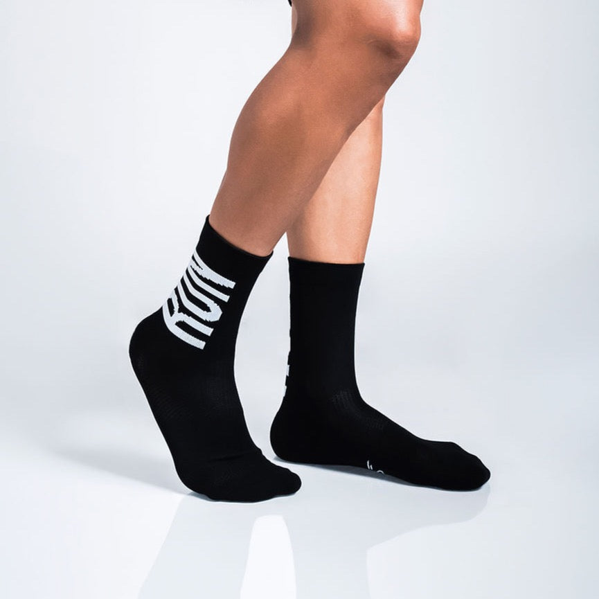 Calcetas deportivas Intensity Run con tejido transpirable, soporte técnico y compresión media para mayor estabilidad en cada kilómetro. Ideales para correr entrenamientos diarios y distancias largas.
