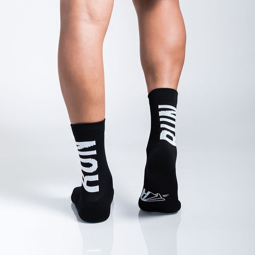 Calcetas deportivas Intensity Run con tejido transpirable, soporte técnico y compresión media para mayor estabilidad en cada kilómetro. Ideales para correr entrenamientos diarios y distancias largas.
