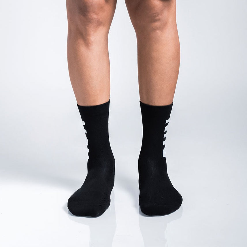 Calcetas deportivas Intensity Run con tejido transpirable, soporte técnico y compresión media para mayor estabilidad en cada kilómetro. Ideales para correr entrenamientos diarios y distancias largas.
