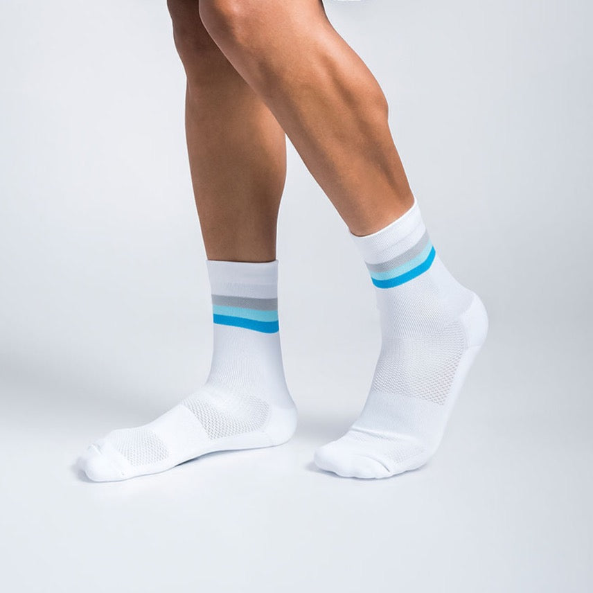 Calcetas deportivas Intensity Stripes con diseño dinámico de líneas, tejido transpirable, soporte técnico y compresión media para correr y entrenar con comodidad y estabilidad.