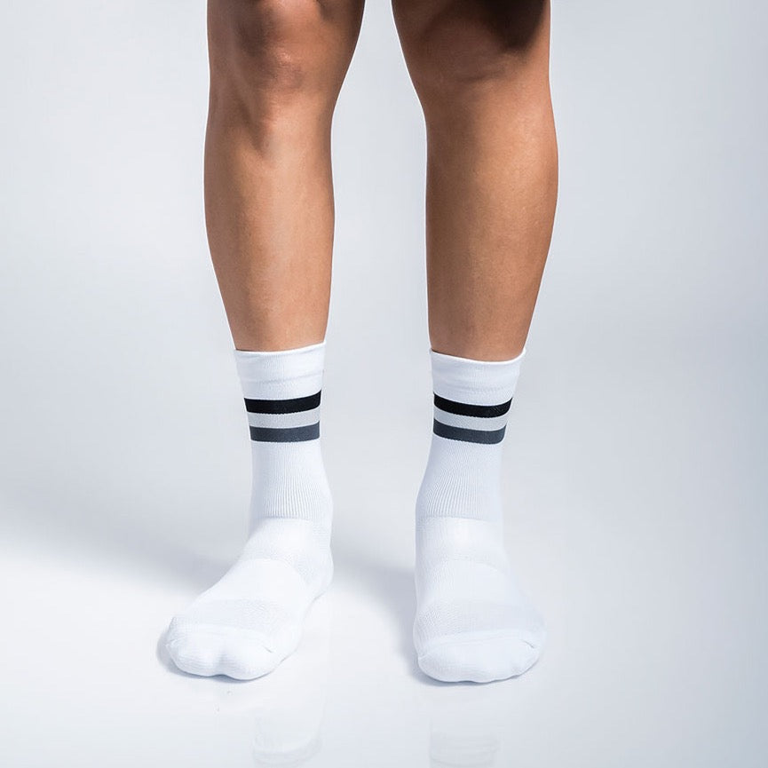 Calcetas deportivas Intensity Stripes con diseño dinámico de líneas, tejido transpirable, soporte técnico y compresión media para correr y entrenar con comodidad y estabilidad.