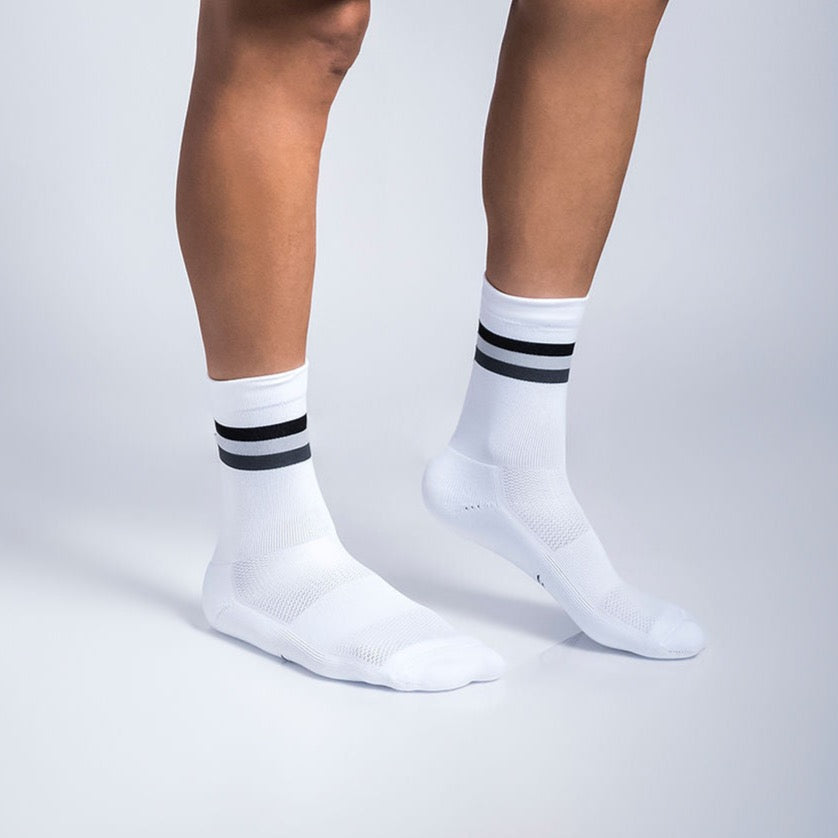 Calcetas deportivas Intensity Stripes con diseño dinámico de líneas, tejido transpirable, soporte técnico y compresión media para correr y entrenar con comodidad y estabilidad.