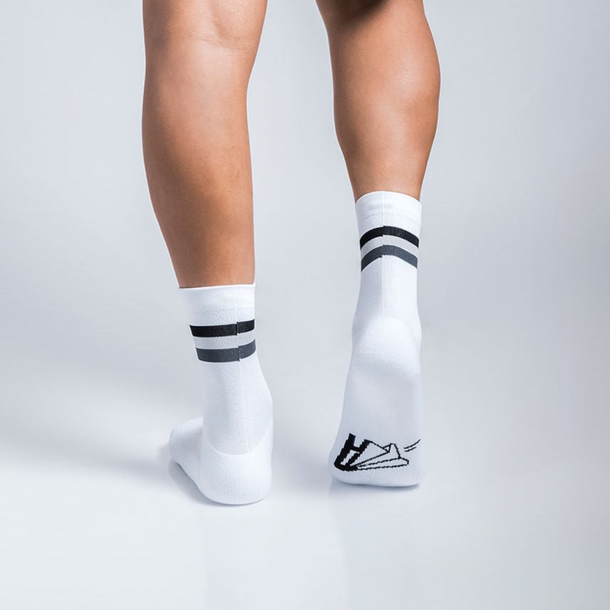 Calcetas deportivas Intensity Stripes con diseño dinámico de líneas, tejido transpirable, soporte técnico y compresión media para correr y entrenar con comodidad y estabilidad.