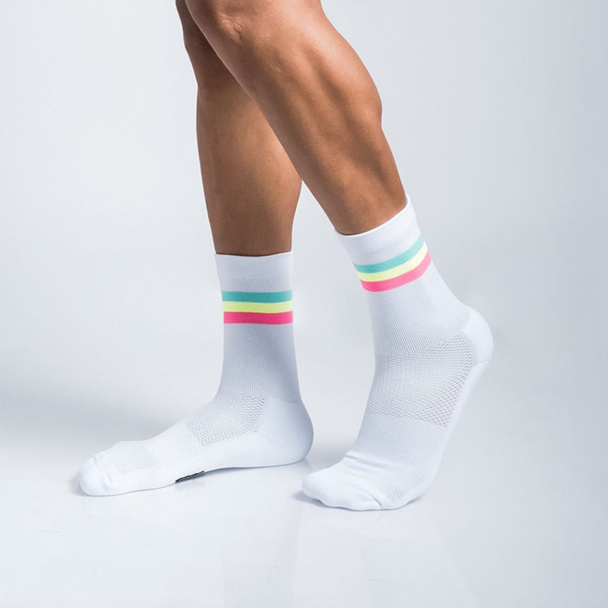 Calcetas deportivas Intensity Stripes con diseño dinámico de líneas, tejido transpirable, soporte técnico y compresión media para correr y entrenar con comodidad y estabilidad.