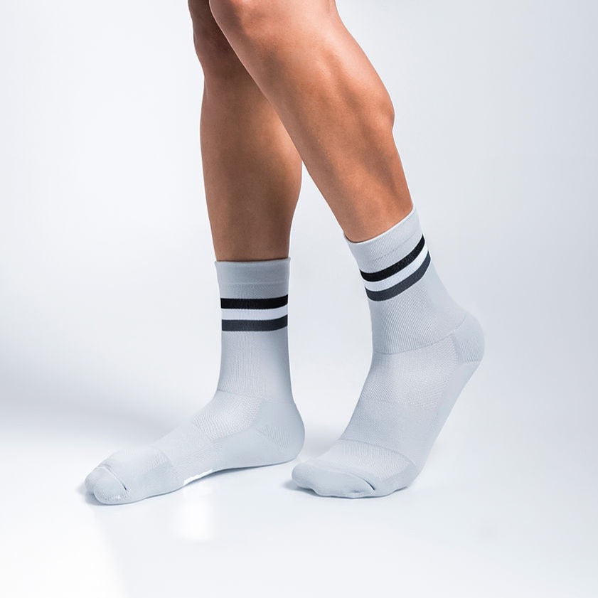 Calcetas deportivas Intensity Stripes con diseño dinámico de líneas, tejido transpirable, soporte técnico y compresión media para correr y entrenar con comodidad y estabilidad.