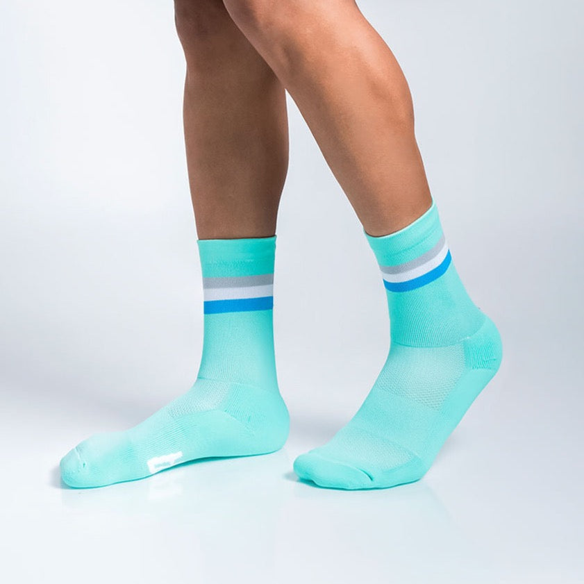 Calcetas deportivas Intensity Stripes con diseño dinámico de líneas, tejido transpirable, soporte técnico y compresión media para correr y entrenar con comodidad y estabilidad.