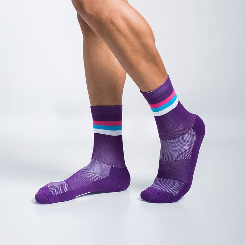 Calcetas deportivas Intensity Stripes con diseño dinámico de líneas, tejido transpirable, soporte técnico y compresión media para correr y entrenar con comodidad y estabilidad.