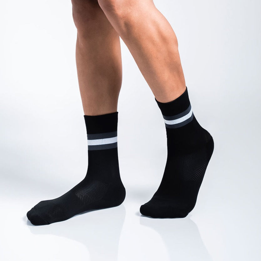 Calcetas deportivas Intensity Stripes con diseño dinámico de líneas, tejido transpirable, soporte técnico y compresión media para correr y entrenar con comodidad y estabilidad.