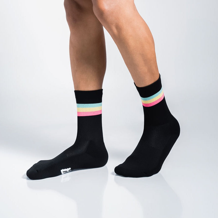 Calcetas deportivas Intensity Stripes con diseño dinámico de líneas, tejido transpirable, soporte técnico y compresión media para correr y entrenar con comodidad y estabilidad.