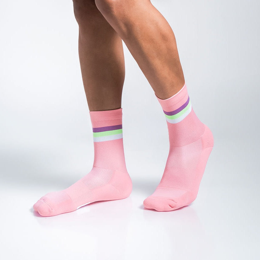 Calcetas deportivas Intensity Stripes con diseño dinámico de líneas, tejido transpirable, soporte técnico y compresión media para correr y entrenar con comodidad y estabilidad.