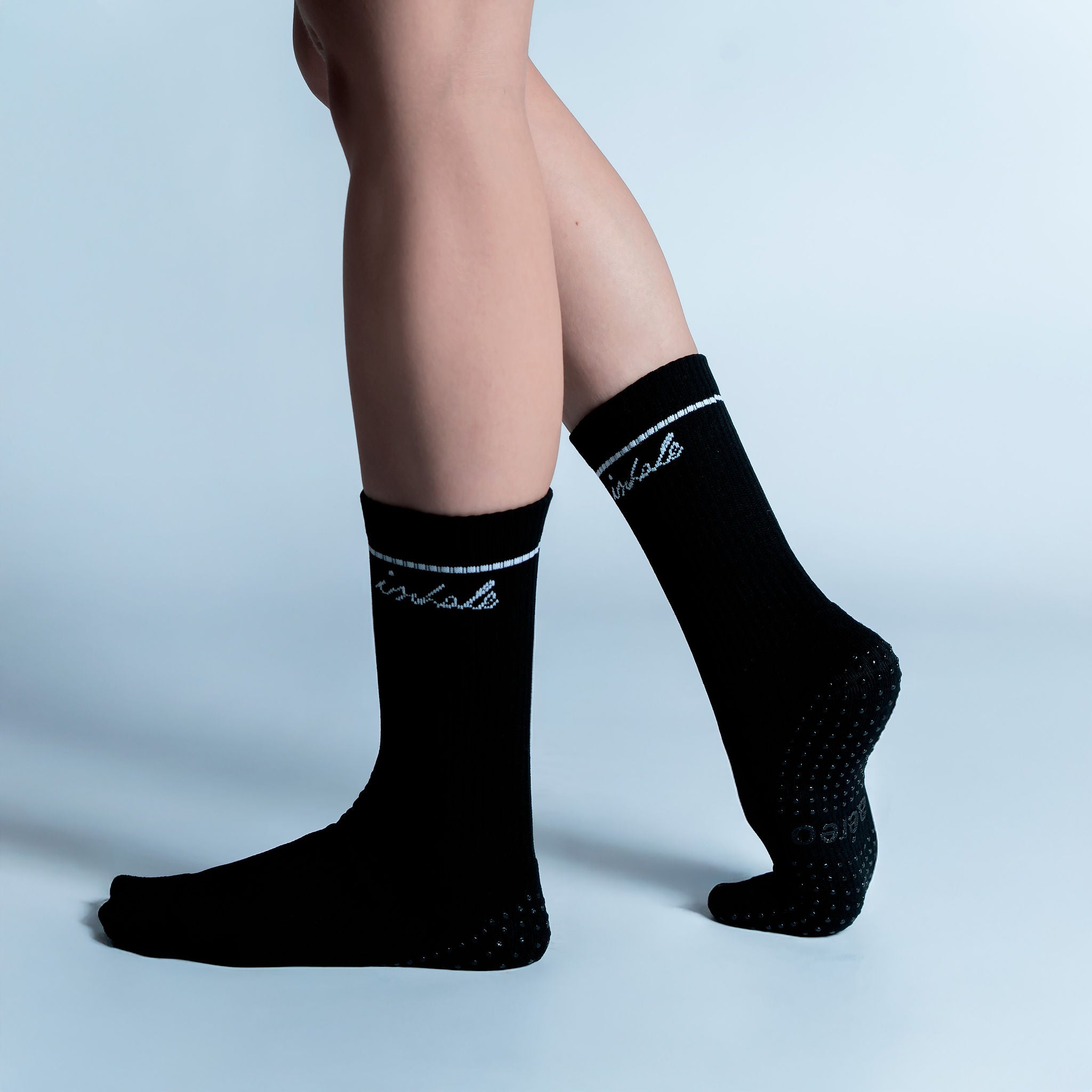 Calcetas de pilates y yoga antideslizantes, con soporte en arco, agarre seguro y tejido transpirable para mayor estabilidad y comodidad durante el entrenamiento.